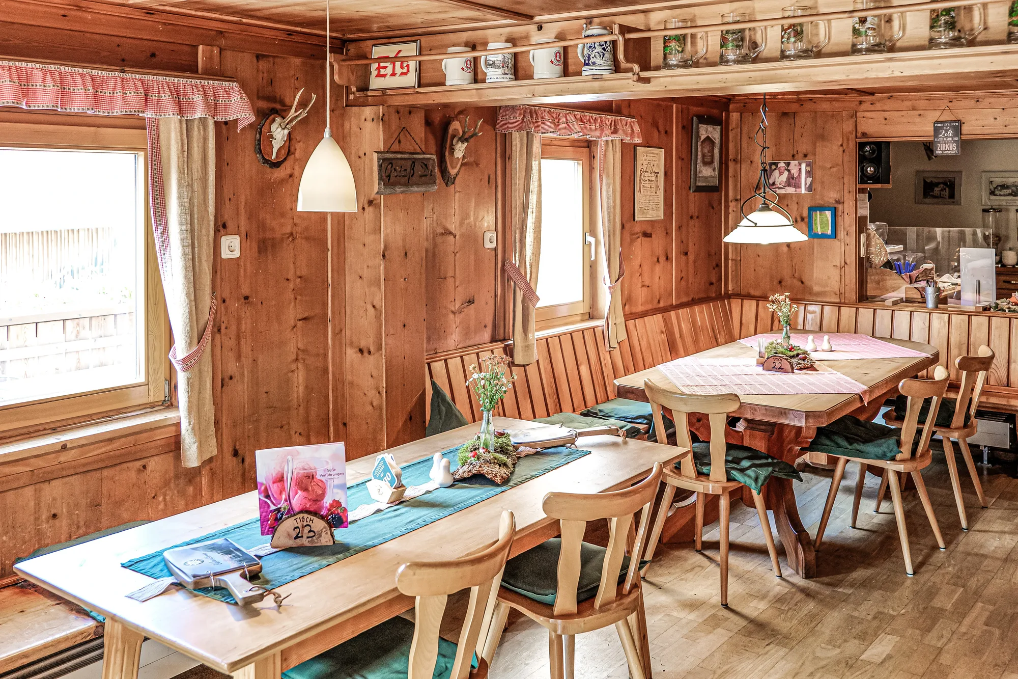 Gemütliche Stube einer Berghütte im Lechtal