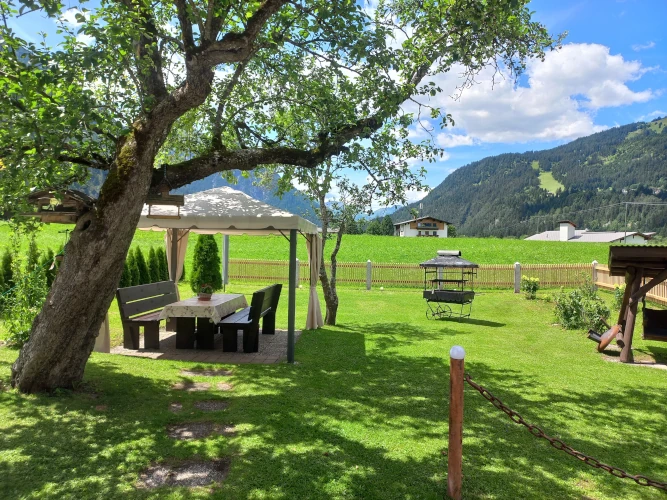 Garden at SennHOF Lechtal in Bach – plenty of space to relax during a group holiday