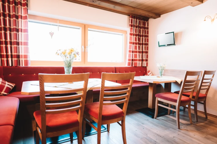 Relaxed time together in the shared room at SennHOF Lechtal