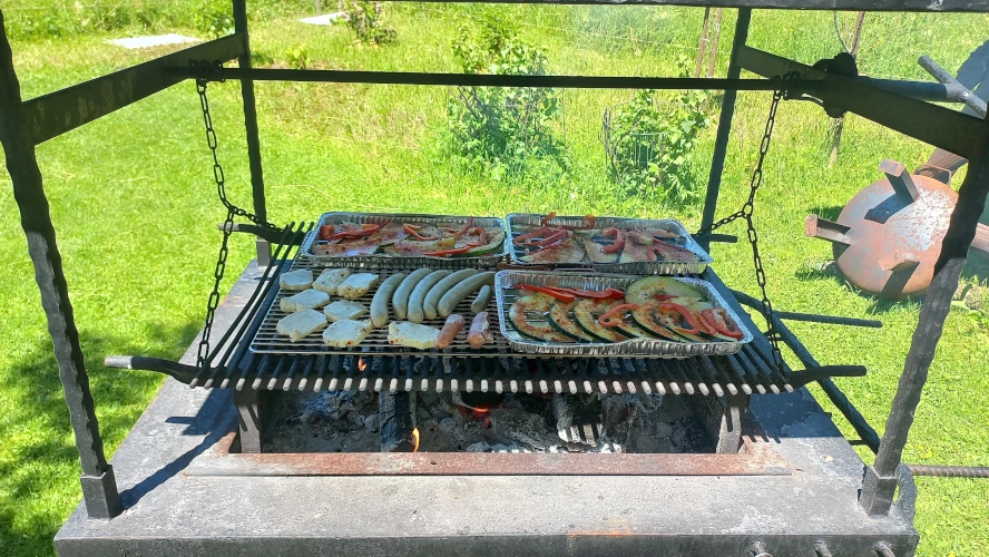 Barbecue in the garden at SennHOF Lechtal – perfect for group holidays