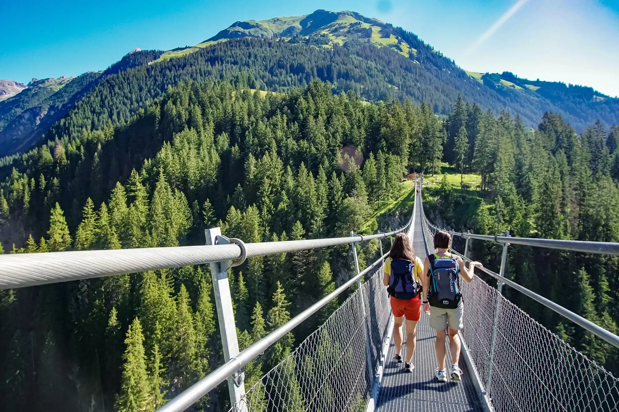Wanderer auf der Hängebrücke Holzgau im Lechtal