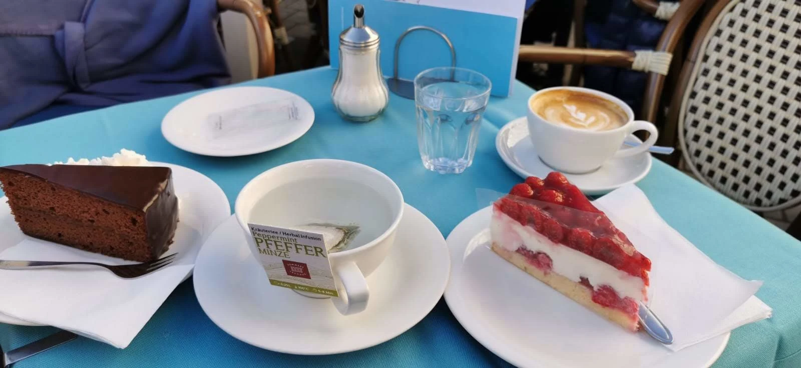 Coffee and cake during a relaxed break in the Lechtal