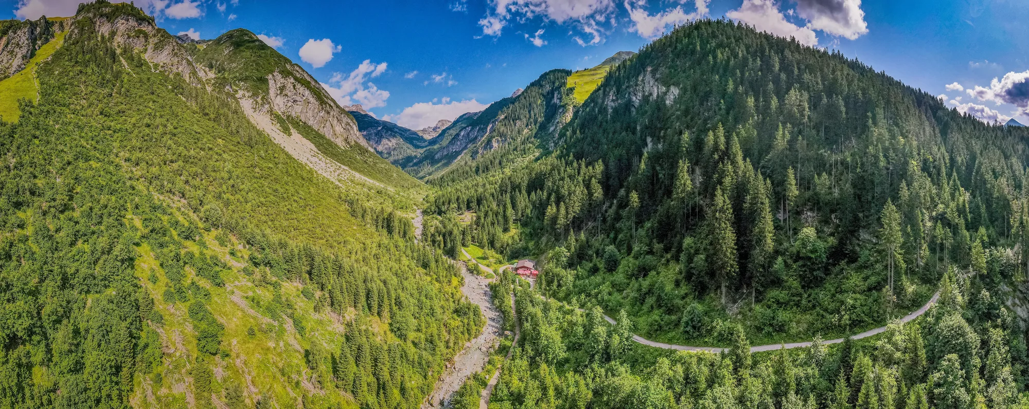 Grünes Höhenbachtal bei Holzgau im Lechtal