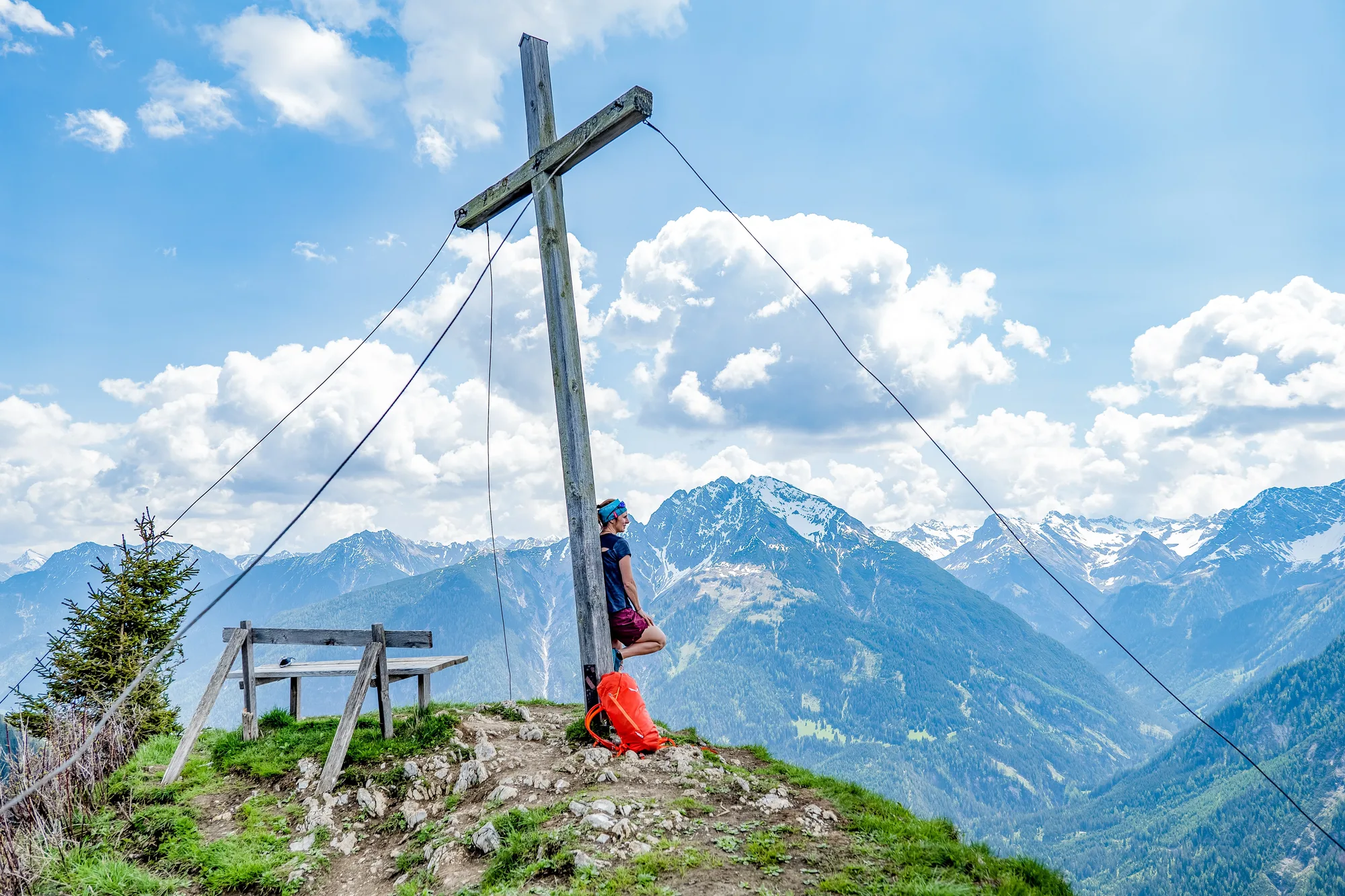 Gipfelkreuz bei der Jöchelspitze mit Blick über die Lechtaler Berge