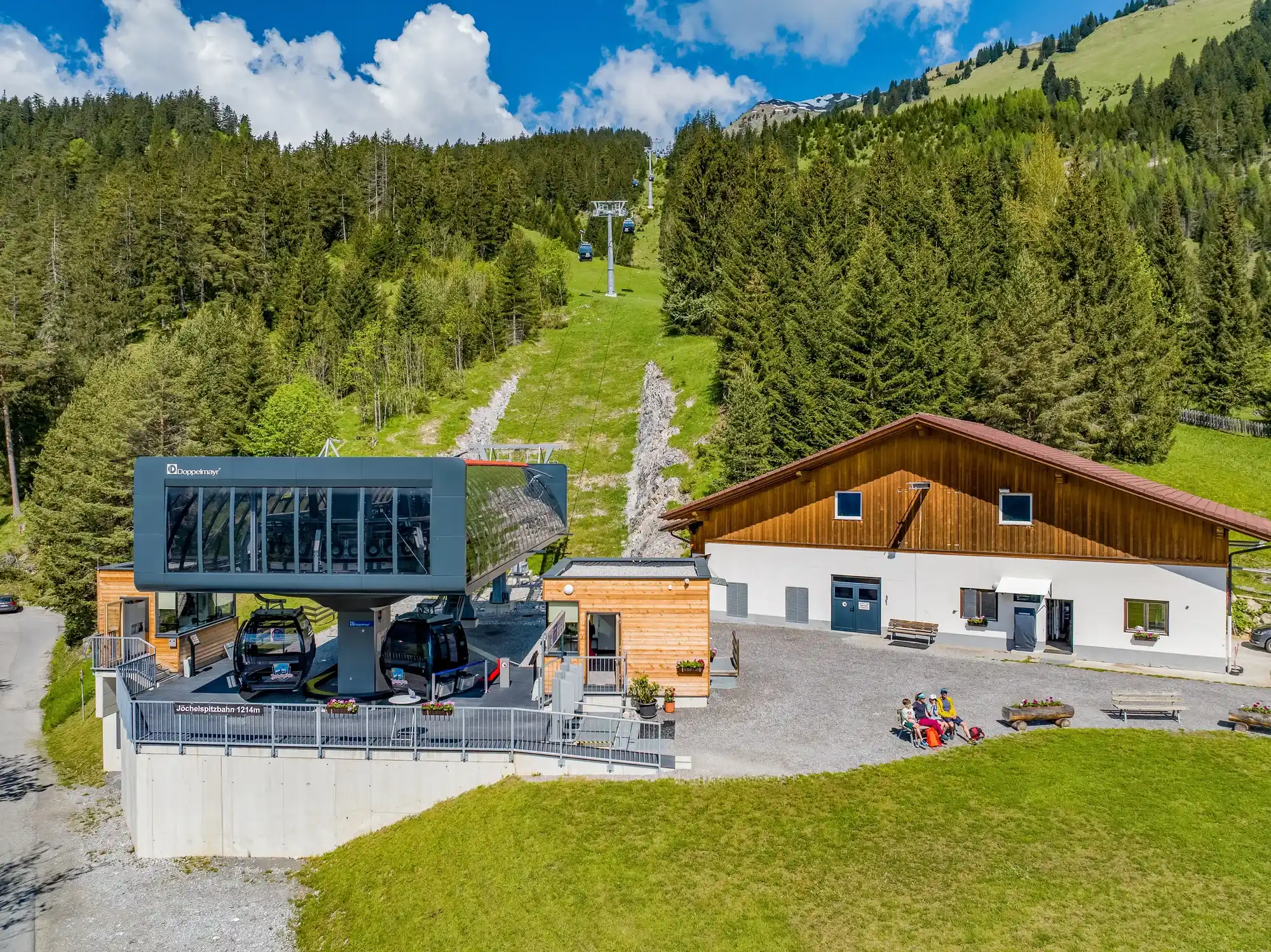 Talstation der Jöchelspitzbahn in Bach im Sommer