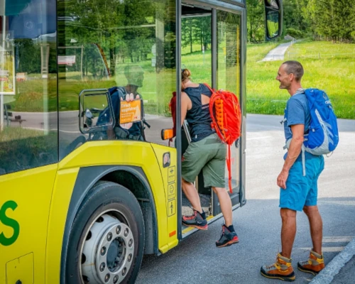 Wanderer steigen mit der Lechtal Aktiv Card in den Regiobus