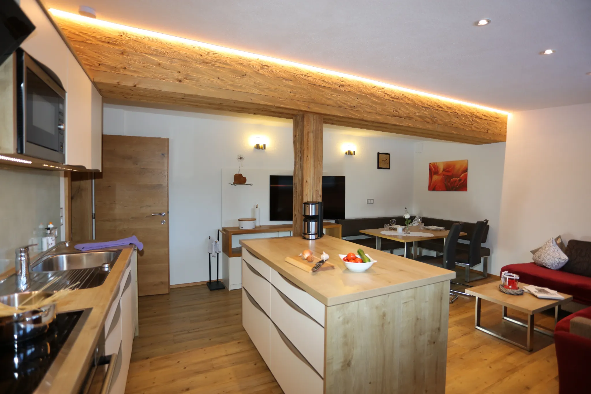 Moderne Küche im SennHOF mit traditionellen Holzelementen
