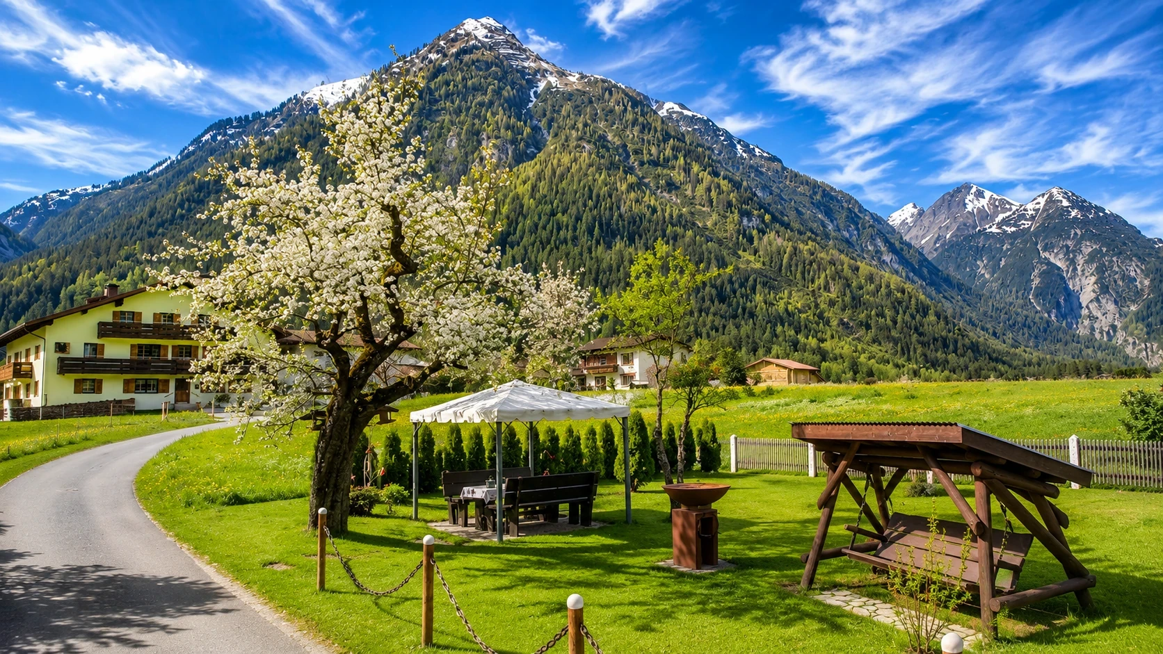 Garten des SennHOF mit Pavillon und Bergblick