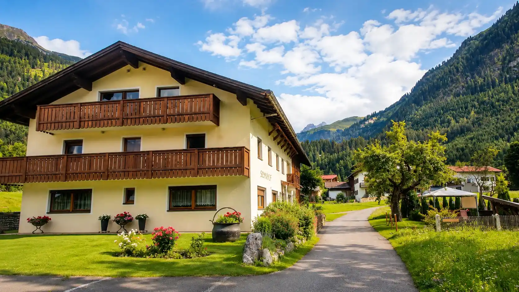 SennHOF Lechtal in summer with garden and mountain view