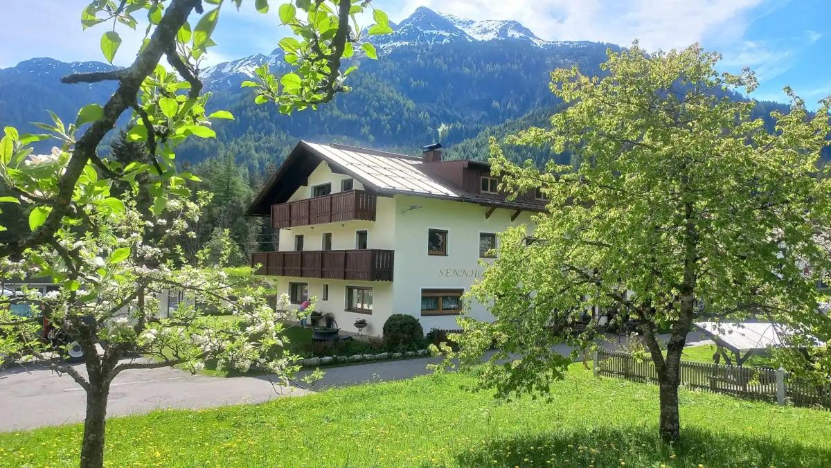 Sommerurlaub im Lechtal mit Blick auf Lech und Berge
