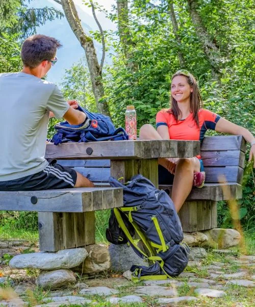 Pärchen genießt romantischen Urlaub im Lechtal