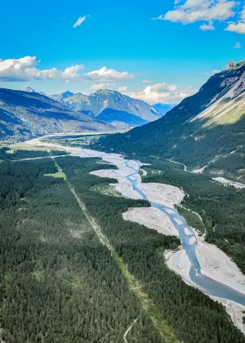 Wildfluss Lech und Berge im Tiroler Lechtal