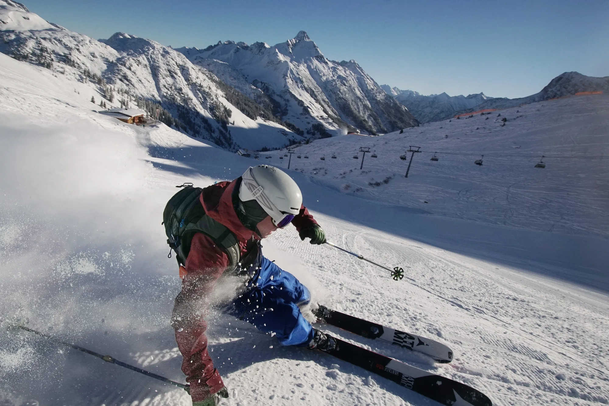 Skifahren auf einer verschneiten Piste am Arlberg