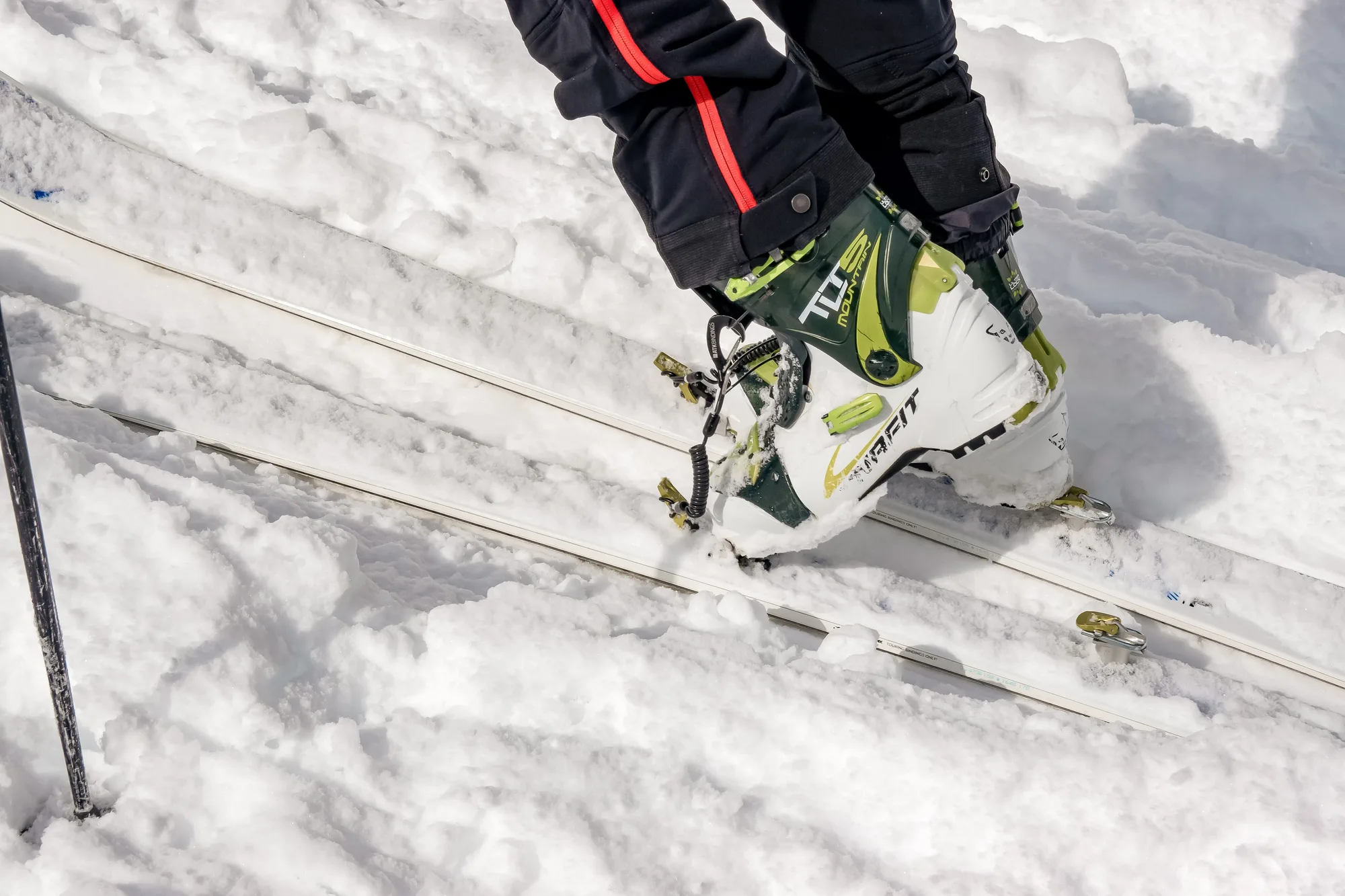 Skitour in der verschneiten Bergwelt