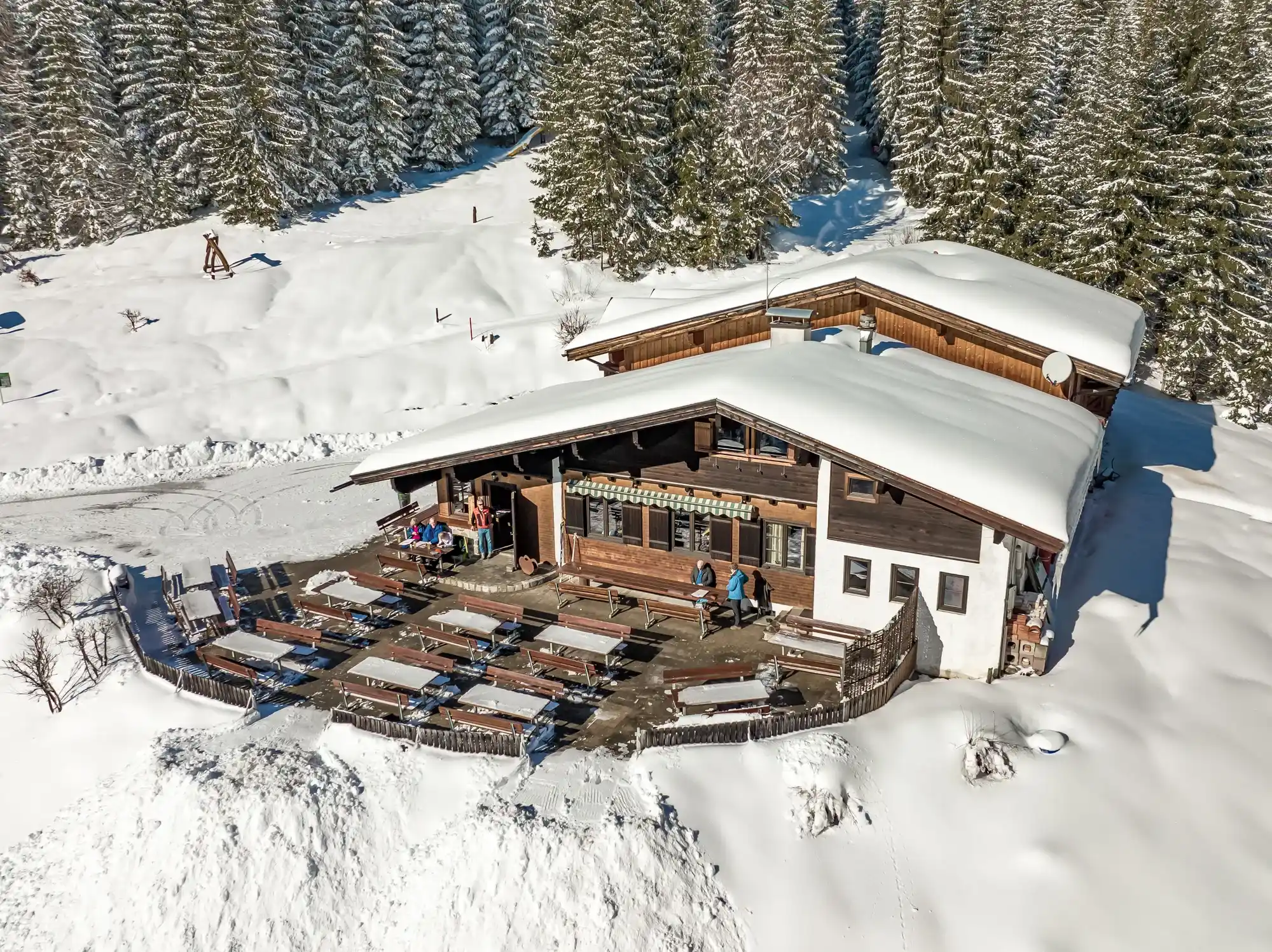 Verschneite Gibler Alm im Lechtal