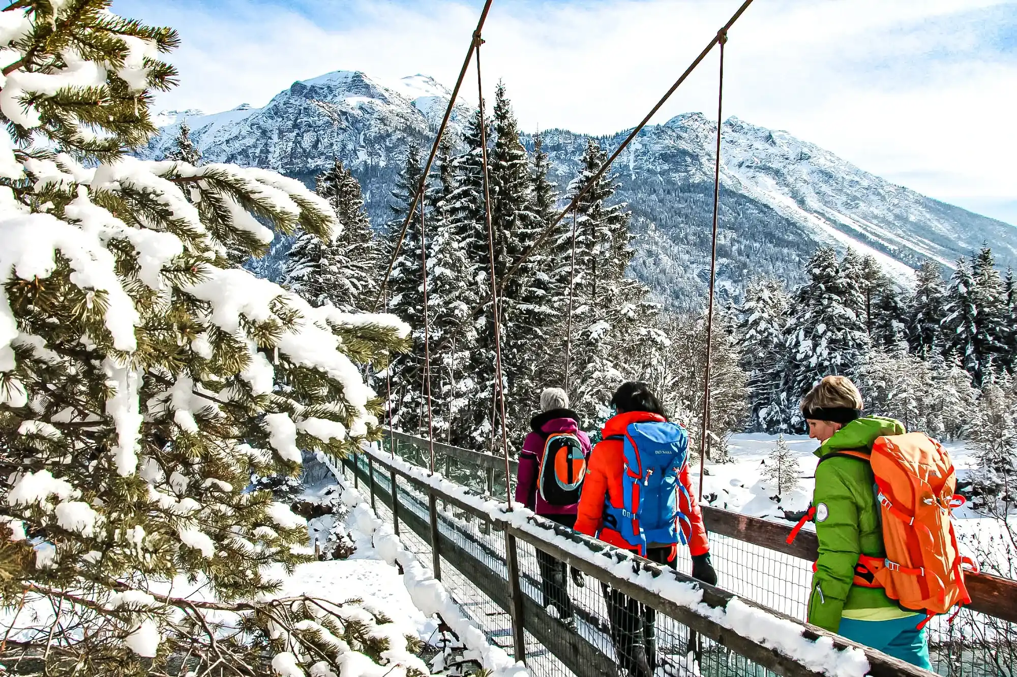 Winterwandern auf einem verschneiten Weg im Lechtal